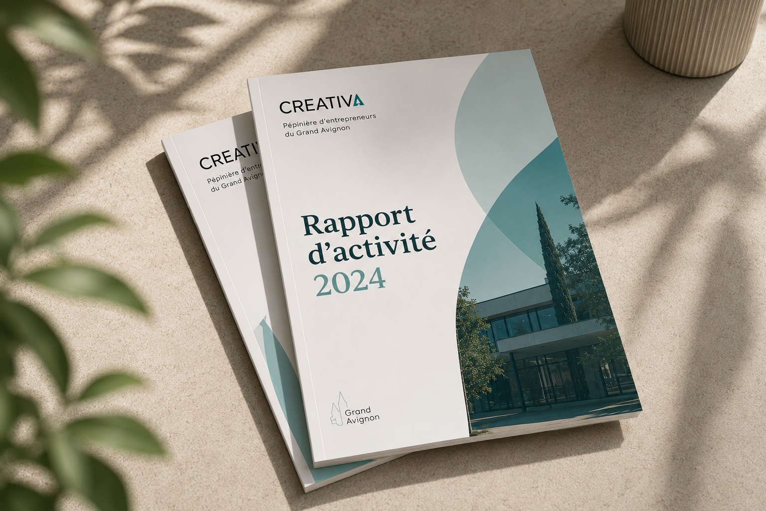 Rapport d’activité 2024 de Créativa, pépinière d’entrepreneurs du Grand Avignon, présenté sur une table